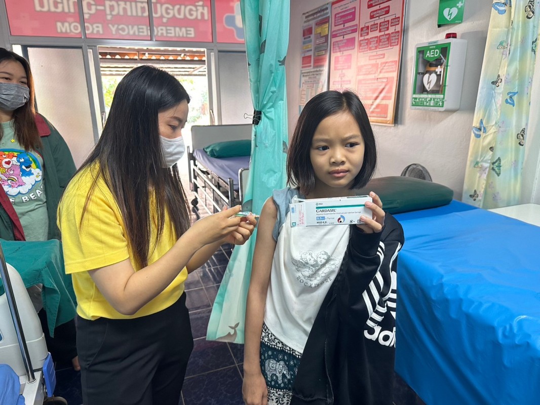 วันที่ 15 - 25 มี.ค.67 รพ.สต.บ้านสันป่าไร่ ทยอยฉีดวัคซีนป้องกันมะเร็งปากมดลูก( HPV ) เข็ม 2 ให้นักเรียนหญิงไทยอายุต่ำกว่า 15 ปี ในเขตรับผิดชอบ 7 โรงเรียน จำนวนรวมทั้งหมด 21 ราย ครบเรียบร้อยแล้ว