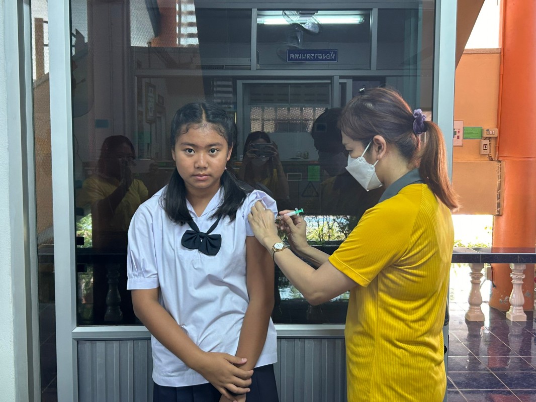 วันที่ 15 - 25 มี.ค.67 รพ.สต.บ้านสันป่าไร่ ทยอยฉีดวัคซีนป้องกันมะเร็งปากมดลูก( HPV ) เข็ม 2 ให้นักเรียนหญิงไทยอายุต่ำกว่า 15 ปี ในเขตรับผิดชอบ 7 โรงเรียน จำนวนรวมทั้งหมด 21 ราย ครบเรียบร้อยแล้ว