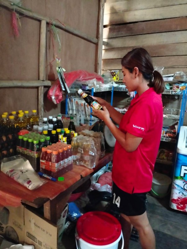 9-11 เมย. 67 จนท.รพ.สต.บ้านสันป่าไร่ร่วมกับเครือข่ายคุ้มครองผู้บริโภคตำบลพระธาตุ ออกตรวจร้านค้าขายของชำพร้อมทั้งให้ความรู้และคำแนะนำแก่เจ้าของร้านค้า