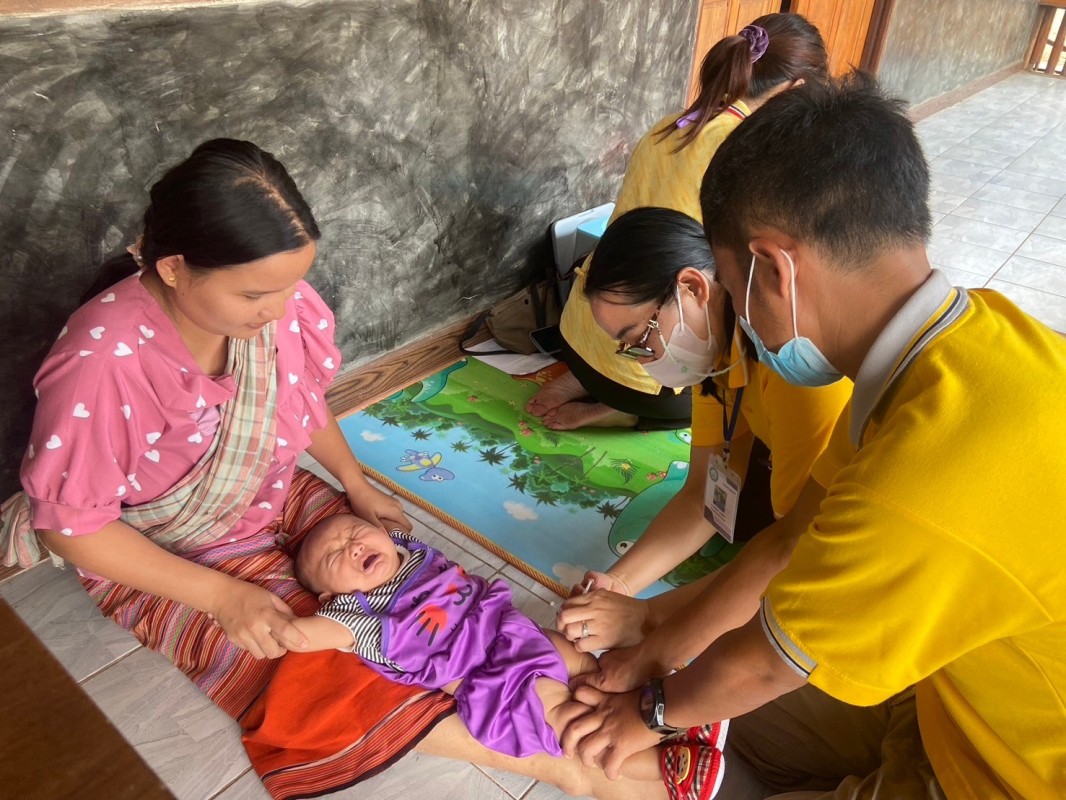 9 พ.ค.67 รพ.สต.บ้านสันป่าไร่ ออกหน่วยฉีดวัคซีนเด็กอายุ 2 เดือน ถึง 4 ปี ที่บ้านห้วยกระทิง หมู่ 6 ต.พระธาตุ จำนวน 10 ราย