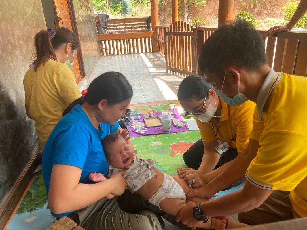 9 พ.ค.67 รพ.สต.บ้านสันป่าไร่ ออกหน่วยฉีดวัคซีนเด็กอายุ 2 เดือน ถึง 4 ปี ที่บ้านห้วยกระทิง หมู่ 6 ต.พระธาตุ จำนวน 10 ราย