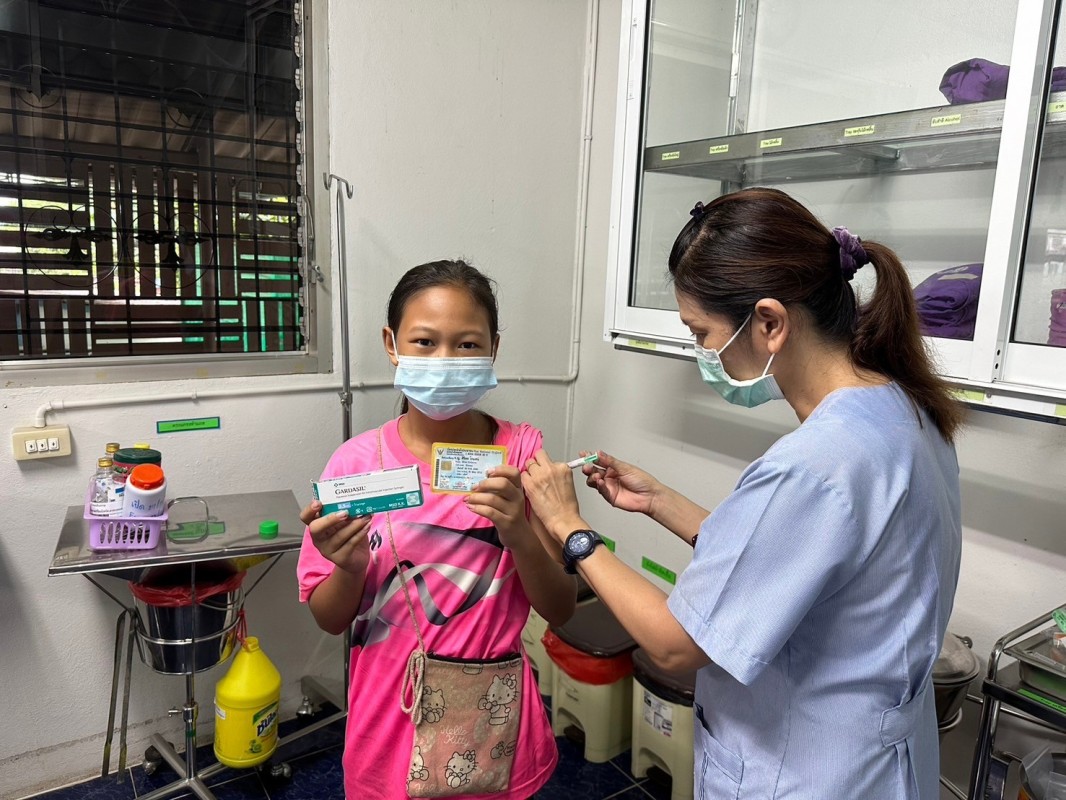 21 พ.ค.2567 รพ.สต.บ้านสันป่าไร่ เจาะเลือดผู้ป่วยโรคความดันโลหิตสูง ที่รับยาที่ รพ.สต. ( กลุ่ม 3 ) จำนวน 21 ราย และฉีดวัคซีนป้องกันโรคมะเร็งปากมดลูก(HPV) เข็ม 2 นักเรียนหญิง จำนวน 20 ราย