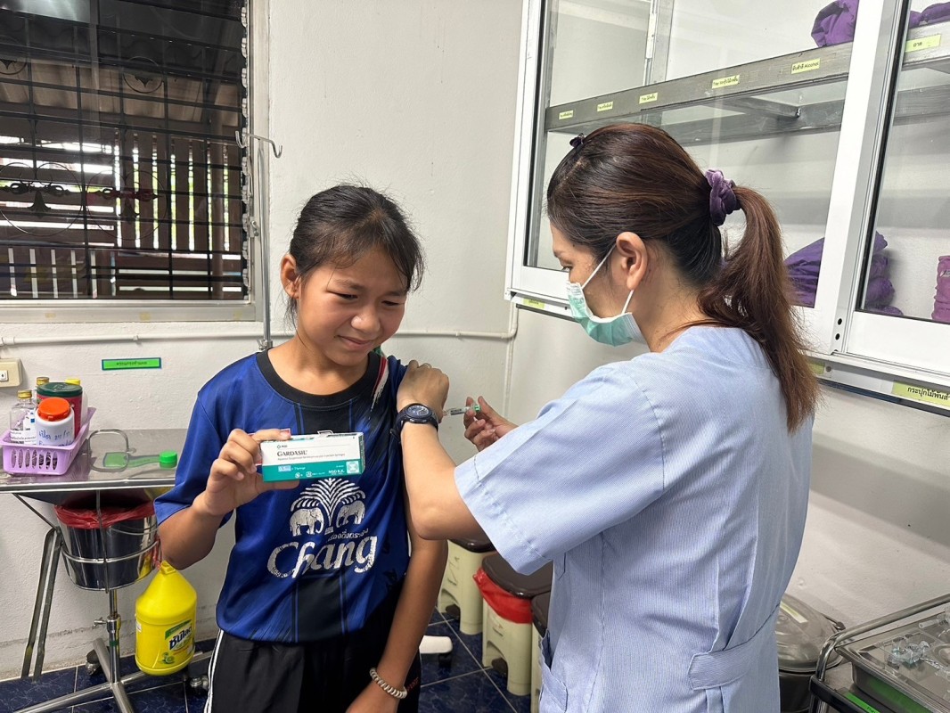 21 พ.ค.2567 รพ.สต.บ้านสันป่าไร่ เจาะเลือดผู้ป่วยโรคความดันโลหิตสูง ที่รับยาที่ รพ.สต. ( กลุ่ม 3 ) จำนวน 21 ราย และฉีดวัคซีนป้องกันโรคมะเร็งปากมดลูก(HPV) เข็ม 2 นักเรียนหญิง จำนวน 20 ราย