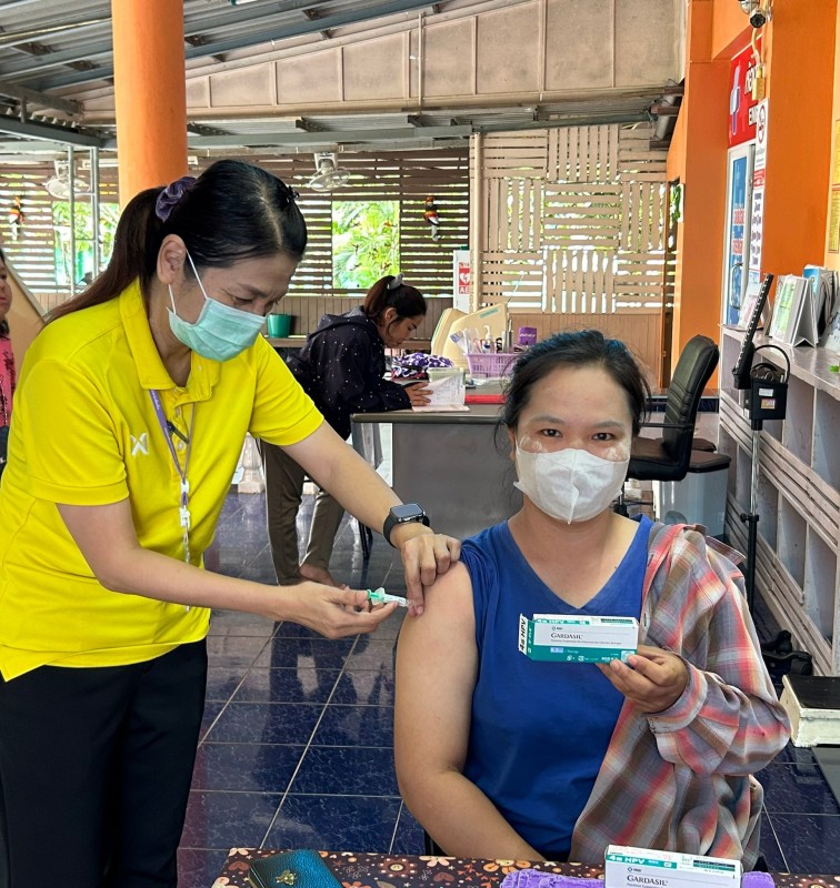 6 มิ.ย.67 รพ.สต.บ้านสันป่าไร่ ฉีดวัคซีนป้องกันโรคมะเร็งปากมดลูก(HPV) เข็มที่ 2 แก่ นักเรียนหญิง อายุ 15-18ปี , ครู , อสม.จำนวน 39 ราย