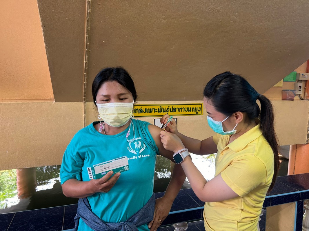 6 มิ.ย.67 รพ.สต.บ้านสันป่าไร่ ฉีดวัคซีนป้องกันโรคมะเร็งปากมดลูก(HPV) เข็มที่ 2 แก่ นักเรียนหญิง อายุ 15-18ปี , ครู , อสม.จำนวน 39 ราย