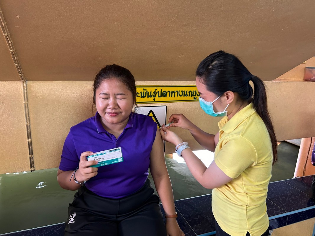 6 มิ.ย.67 รพ.สต.บ้านสันป่าไร่ ฉีดวัคซีนป้องกันโรคมะเร็งปากมดลูก(HPV) เข็มที่ 2 แก่ นักเรียนหญิง อายุ 15-18ปี , ครู , อสม.จำนวน 39 ราย