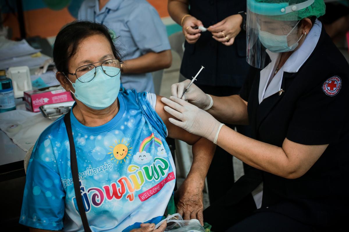 นายก อบจ.ตาก นำวัคซีน Moderna (รอบแรก) ลงพื้นที่ฉีดให้กับประชาชนกลุ่มเปราะบาง ในพื้นที่อำเภอสามเงา จังหวัดตาก