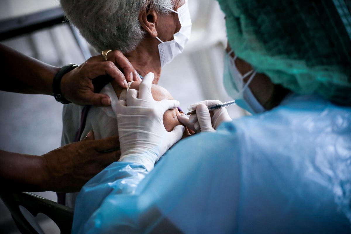 นายก อบจ.ตาก นำวัคซีน Moderna (รอบแรก) ลงพื้นที่ฉีดให้กับประชาชนกลุ่มเปราะบาง ในพื้นที่อำเภอสามเงา จังหวัดตาก