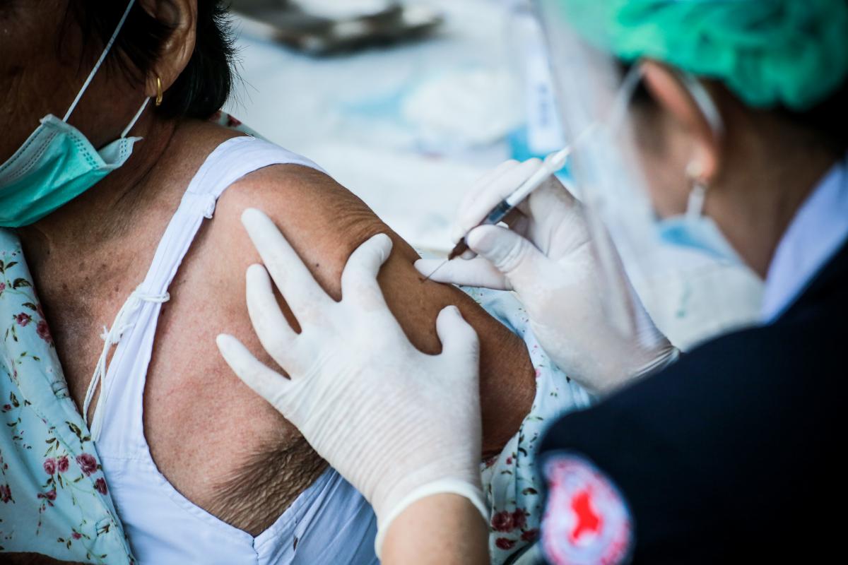 นายก อบจ.ตาก นำวัคซีน Moderna (รอบแรก) ลงพื้นที่ฉีดให้กับประชาชนกลุ่มเปราะบาง ในพื้นที่อำเภอสามเงา จังหวัดตาก