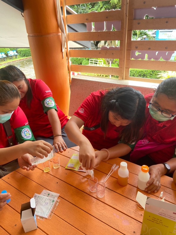 15 มิ.ย.67 จนท.รพ.สต.บ้านสันป่าไร่ร่วมกับอสม.วิทยาศาสตร์การแพทย์ชุมชน ตรวจสารปนเปื้อนในอาหาร ได้แก่สารบอแร็กซ์ สารกันรา สารฟอกสาร และฟอร์มาลิน จำนวน 14 ตัวอย่าง ผลการตรวจไม่พบสารปนเปื้อนในอาหาร