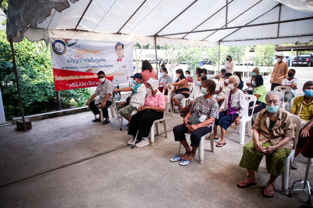 นายก อบจ.ตาก นำวัคซีน Moderna (รอบแรก) ลงพื้นที่ฉีดให้กับประชาชนกลุ่มเปราะบาง ในพื้นที่อำเภอสามเงา จังหวัดตาก