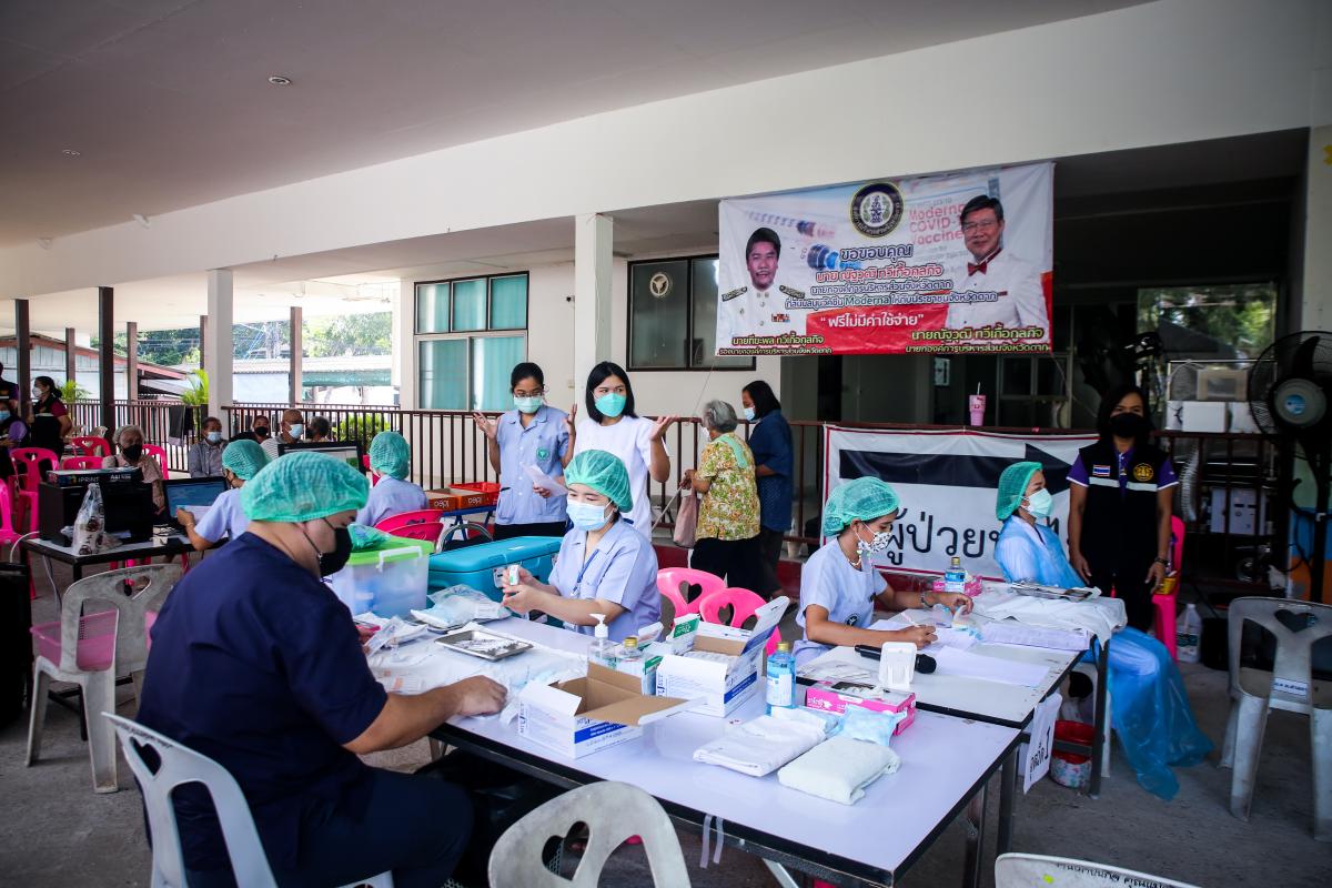 นายก อบจ.ตาก นำวัคซีน Moderna (รอบแรก) ลงพื้นที่ฉีดให้กับประชาชนกลุ่มเปราะบาง ในพื้นที่อำเภอสามเงา จังหวัดตาก