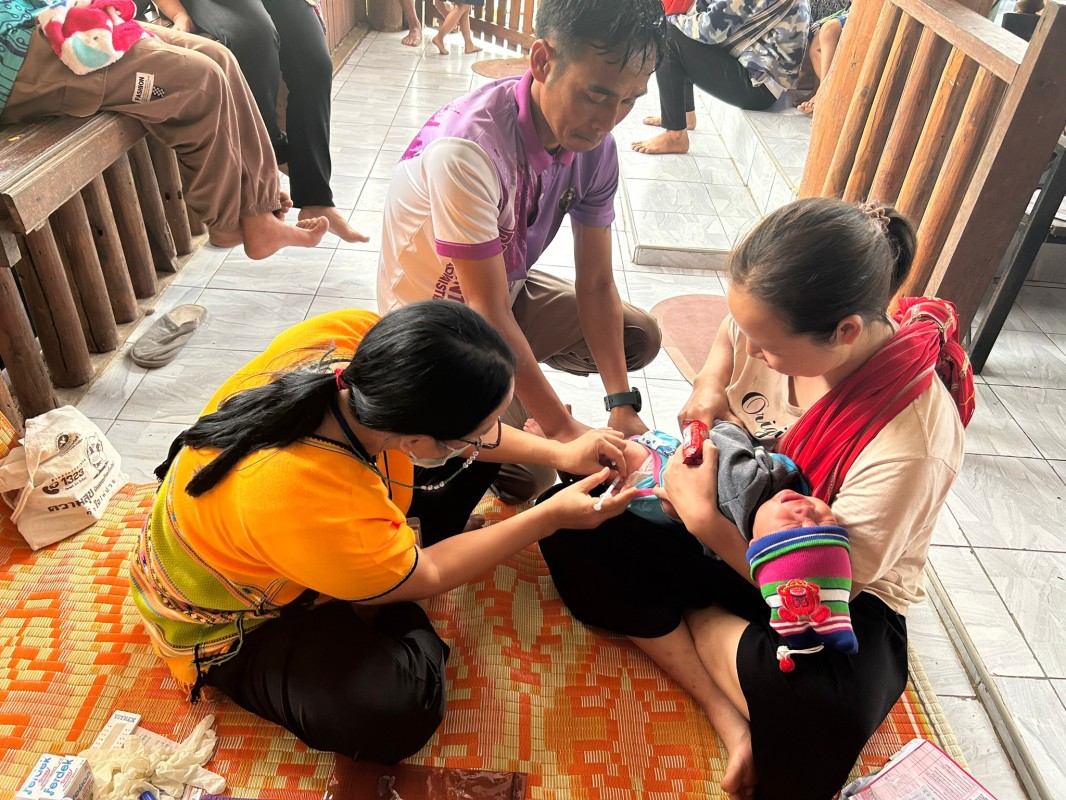 12 ก.ค.67 รพ.สต.บ้านสันป่าไร่ ออกหน่วยฉีดวัคซีนเด็กอายุ 2 เดือน ถึง 4 ปี หมู่ 6 บ้านห้วยกระทิง จำนวน 18 ราย