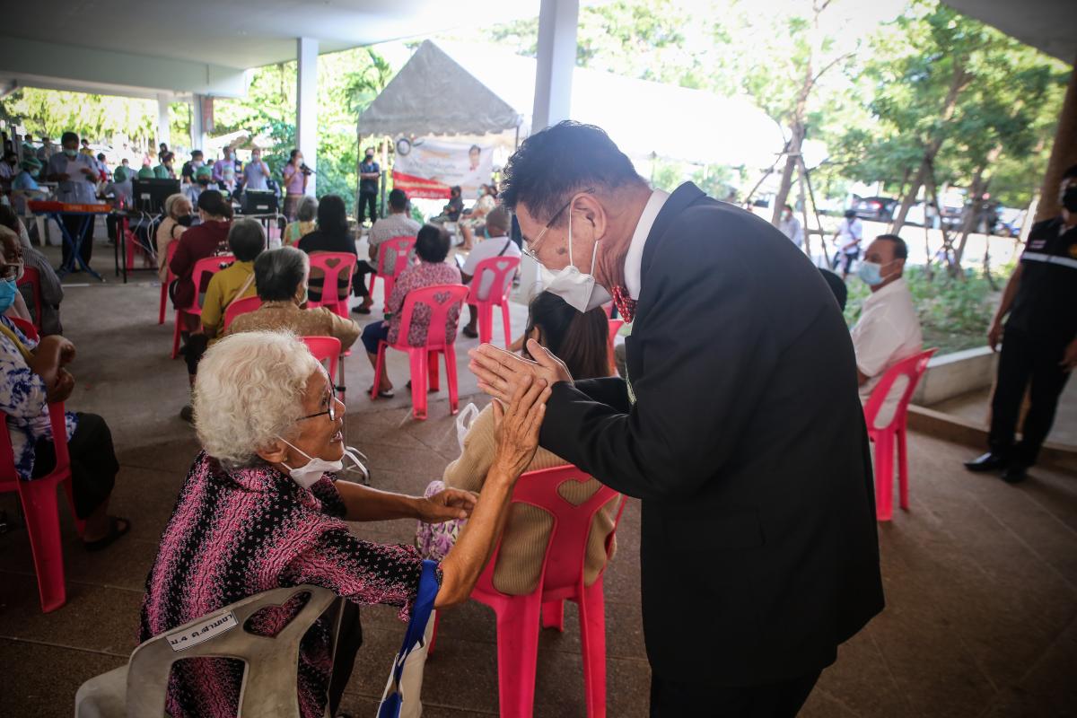 นายก อบจ.ตาก นำวัคซีน Moderna (รอบแรก) ลงพื้นที่ฉีดให้กับประชาชนกลุ่มเปราะบาง ในพื้นที่อำเภอสามเงา จังหวัดตาก