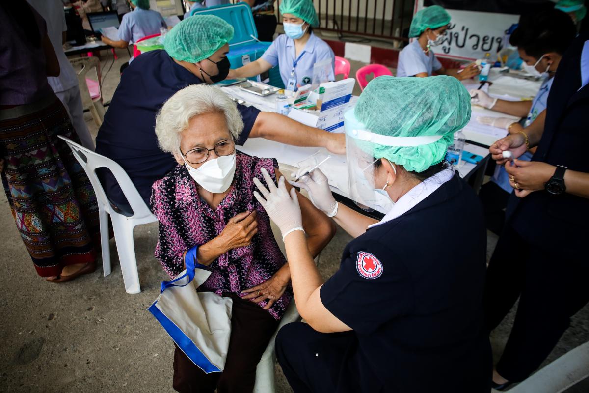 นายก อบจ.ตาก นำวัคซีน Moderna (รอบแรก) ลงพื้นที่ฉีดให้กับประชาชนกลุ่มเปราะบาง ในพื้นที่อำเภอสามเงา จังหวัดตาก