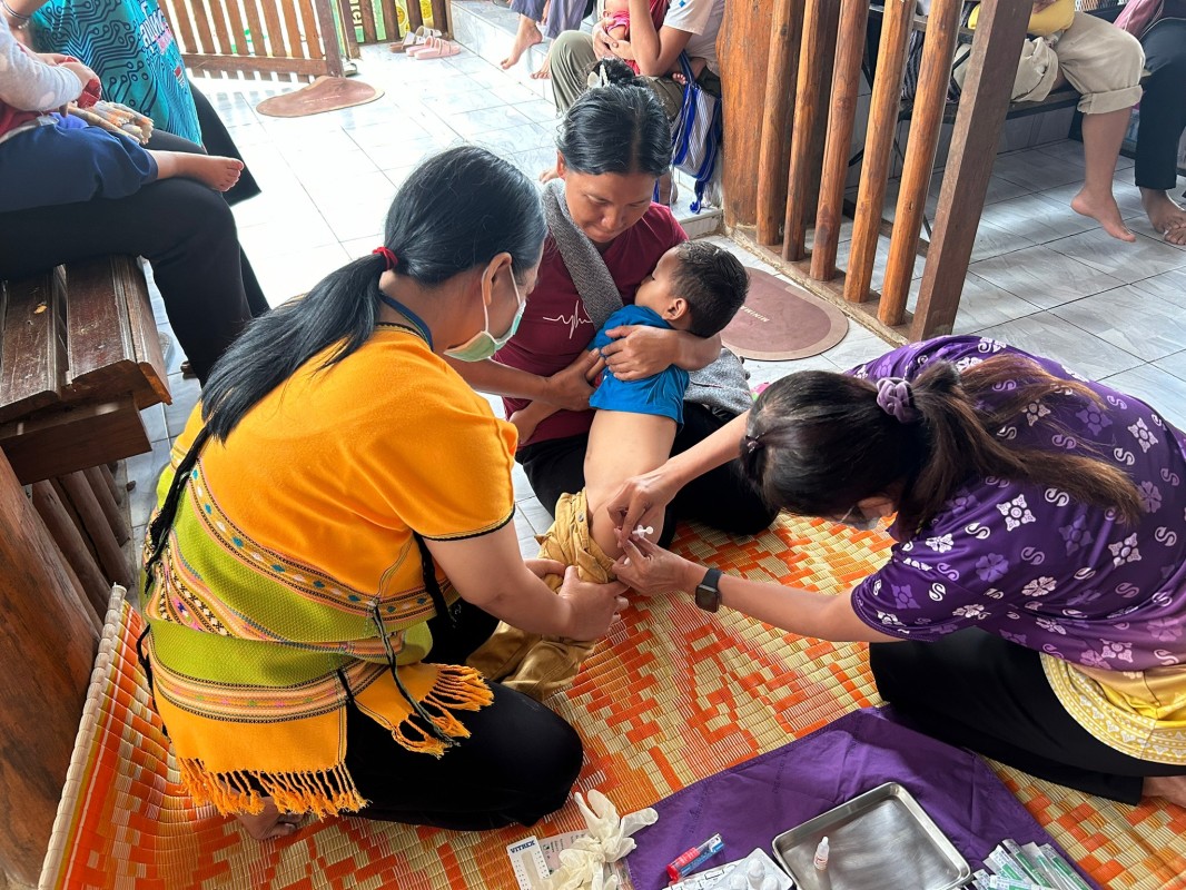 12 ก.ค.67 รพ.สต.บ้านสันป่าไร่ ออกหน่วยฉีดวัคซีนเด็กอายุ 2 เดือน ถึง 4 ปี หมู่ 6 บ้านห้วยกระทิง จำนวน 18 ราย