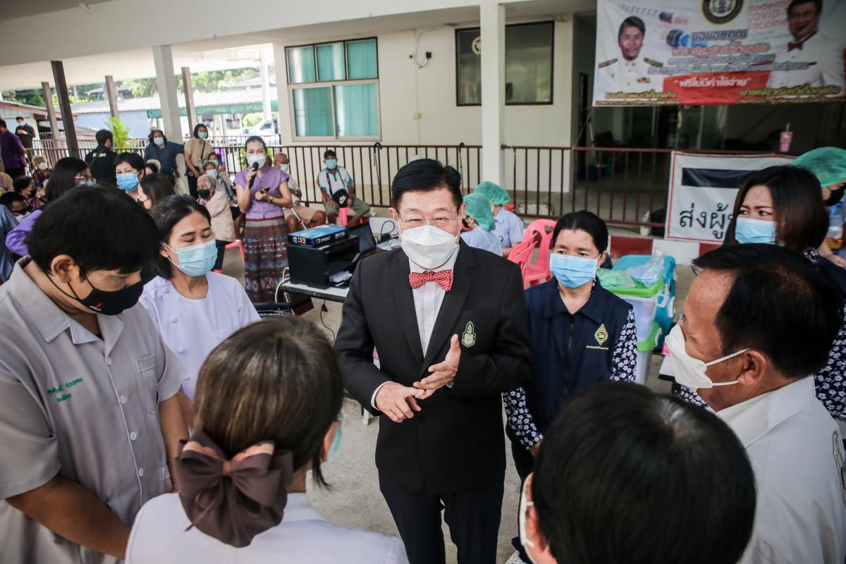 นายก อบจ.ตาก นำวัคซีน Moderna (รอบแรก) ลงพื้นที่ฉีดให้กับประชาชนกลุ่มเปราะบาง ในพื้นที่อำเภอสามเงา จังหวัดตาก