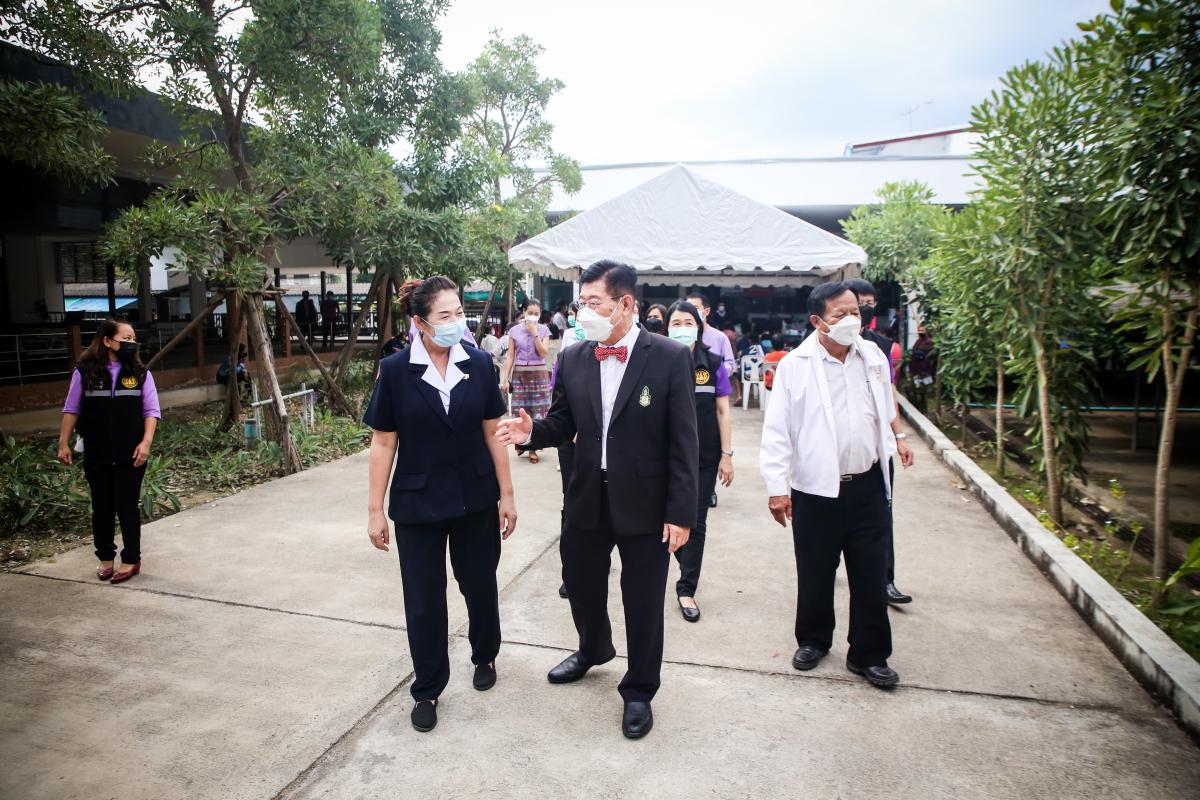 นายก อบจ.ตาก นำวัคซีน Moderna (รอบแรก) ลงพื้นที่ฉีดให้กับประชาชนกลุ่มเปราะบาง ในพื้นที่อำเภอสามเงา จังหวัดตาก