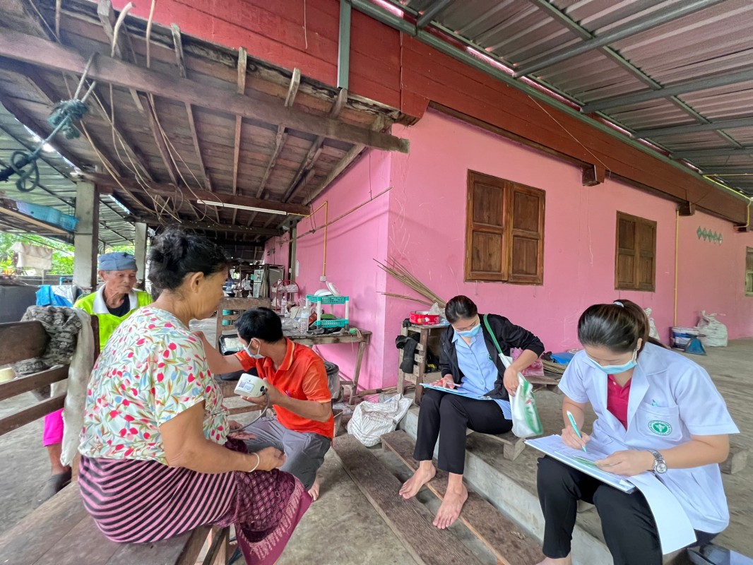 25 ก.ค. 67 จนท.รพ.สต.บ้านสันป่าไร่ ร่วมกับนักกายภาพ และผู้รับผิดชอบงาน Palliative Care รพ.แม่ระมาด ลงพื้นที่เยี่ยมบ้านและติดตามอาการ ผู้ป่วยโรคหลอดเลือดสมอง (Stroke) จำนวน 3 ราย ผู้ป่วยติดเตียง จำนวน 1 ราย ผู้ป่วยโรคมะเร็งตับ จำนวน 1 ราย ผู้ป่วยผ่าตัดหมอน