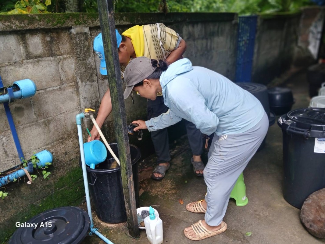 12 ส.ค. 67 จนท.รพ.สต.บ้านสันป่าไร่ร่วมกับผู้นำชุมชนและประชาชน ม.3บ้านป่าไร่เหนือ ร่วมกิจกรรมจิตอาสา แม่ของแผ่นดิน รณรงค์สำรวจและทำลายแหล่งเพาะพันธ์ลูกน้ำยุงลาย เนื่องในวันแม่แห่งชาติ