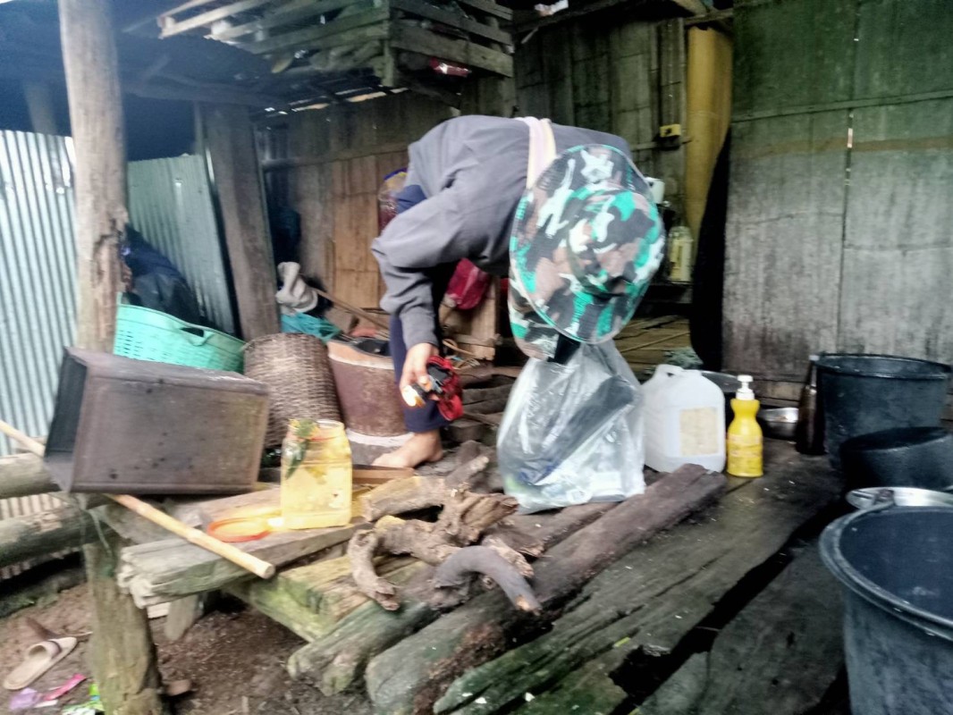 12 ส.ค. 67 จนท.รพ.สต.บ้านสันป่าไร่ร่วมกับผู้นำชุมชนและประชาชน ม.3บ้านป่าไร่เหนือ ร่วมกิจกรรมจิตอาสา แม่ของแผ่นดิน รณรงค์สำรวจและทำลายแหล่งเพาะพันธ์ลูกน้ำยุงลาย เนื่องในวันแม่แห่งชาติ