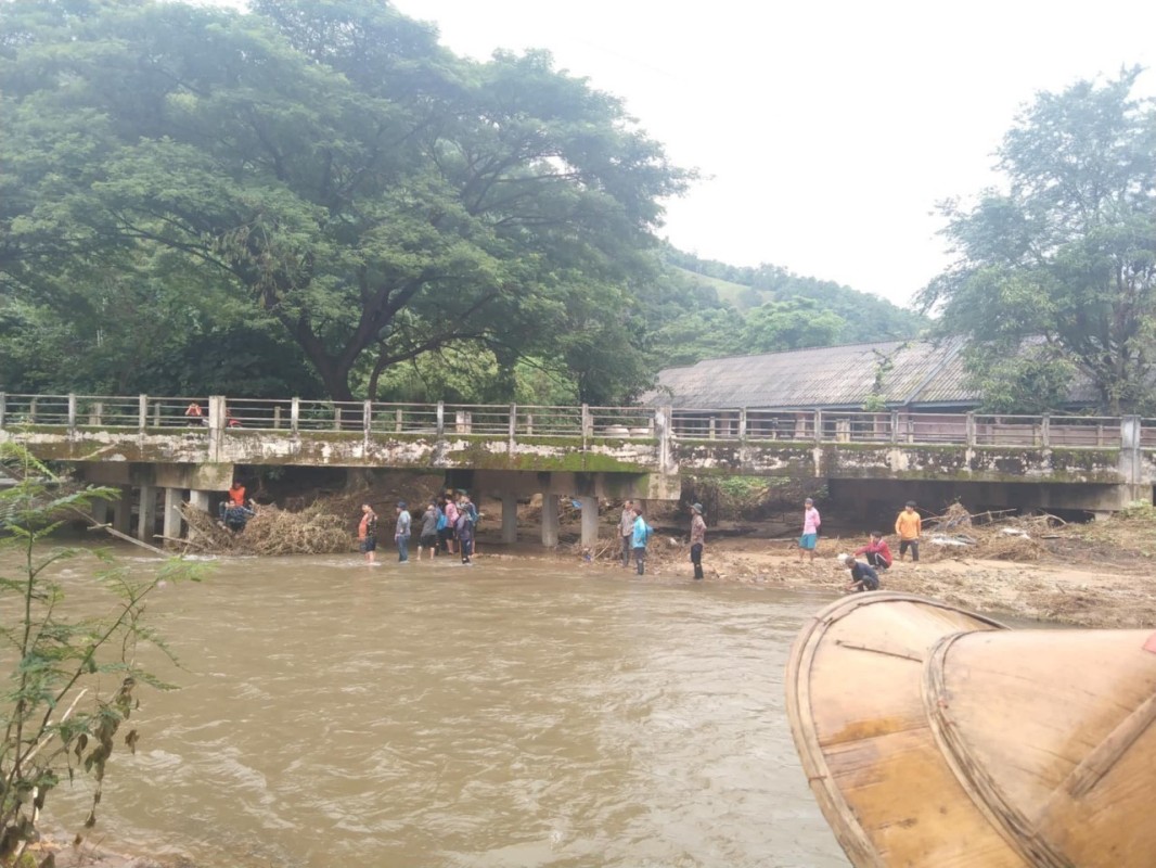 12 ส.ค. 67 รพ.สต.บ้านสันป่าไร่ร่วมกับอาสาสมัครสาธารณสุขและประชาชน ม.2บ้านตีนธาตุ ร่วมกิจกรรมจิตอาสา แม่ของแผ่นดิน รณรงค์สำรวจและทำลายแหล่งเพาะพันธ์ลูกน้ำยุงลาย เนื่องในวันแม่แห่งชาติ