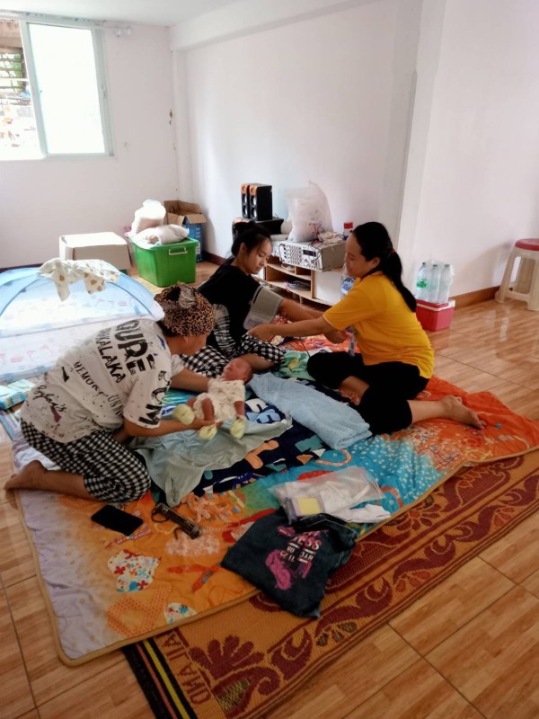 15 ส.ค.67 นางเสาร์แก้ว อ่วมพิทยา เจ้าพนักงานสาธารณสุข รพ.สต.บ้านสันป่าไร่ ร่วมกับเครือข่ายแม่ยุคใหม่ใส่ใจสุขภาพ เยี่ยมหญิงหลังคลอดและหญิงตั้งครรภ์ ม.5 บ้านสันป่าไร่ จำนวน 2 คนและมอบนมจืดแก่เด็กอายุ 0-6 ปี ที่มีน้ำหนักตกเกณฑ์ ม.2 บ้านตีนธาตุ ม.3 บ้านป่าไร่