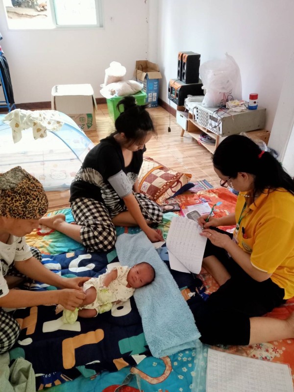 15 ส.ค.67 นางเสาร์แก้ว อ่วมพิทยา เจ้าพนักงานสาธารณสุข รพ.สต.บ้านสันป่าไร่ ร่วมกับเครือข่ายแม่ยุคใหม่ใส่ใจสุขภาพ เยี่ยมหญิงหลังคลอดและหญิงตั้งครรภ์ ม.5 บ้านสันป่าไร่ จำนวน 2 คนและมอบนมจืดแก่เด็กอายุ 0-6 ปี ที่มีน้ำหนักตกเกณฑ์ ม.2 บ้านตีนธาตุ ม.3 บ้านป่าไร่