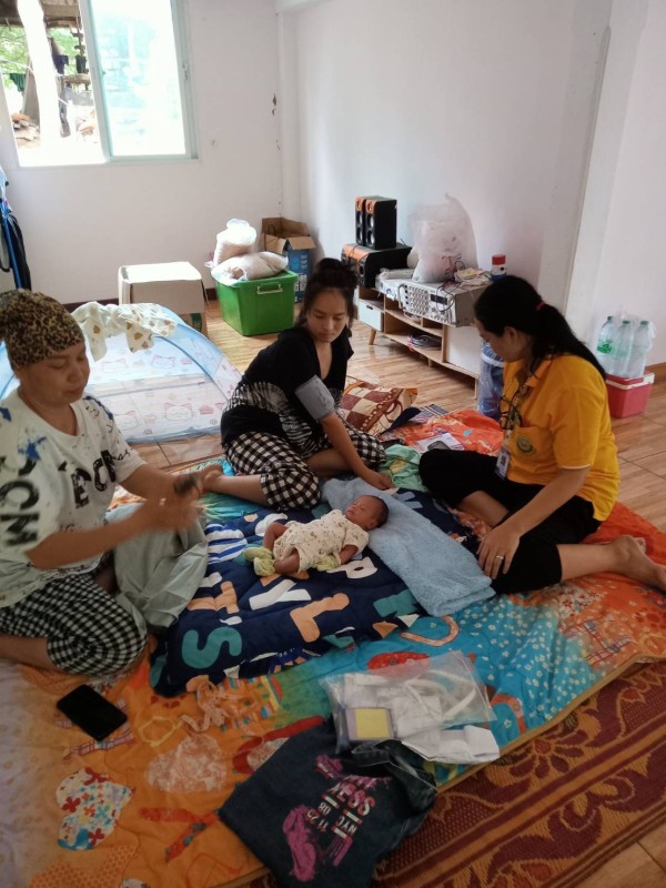 15 ส.ค.67 นางเสาร์แก้ว อ่วมพิทยา เจ้าพนักงานสาธารณสุข รพ.สต.บ้านสันป่าไร่ ร่วมกับเครือข่ายแม่ยุคใหม่ใส่ใจสุขภาพ เยี่ยมหญิงหลังคลอดและหญิงตั้งครรภ์ ม.5 บ้านสันป่าไร่ จำนวน 2 คนและมอบนมจืดแก่เด็กอายุ 0-6 ปี ที่มีน้ำหนักตกเกณฑ์ ม.2 บ้านตีนธาตุ ม.3 บ้านป่าไร่