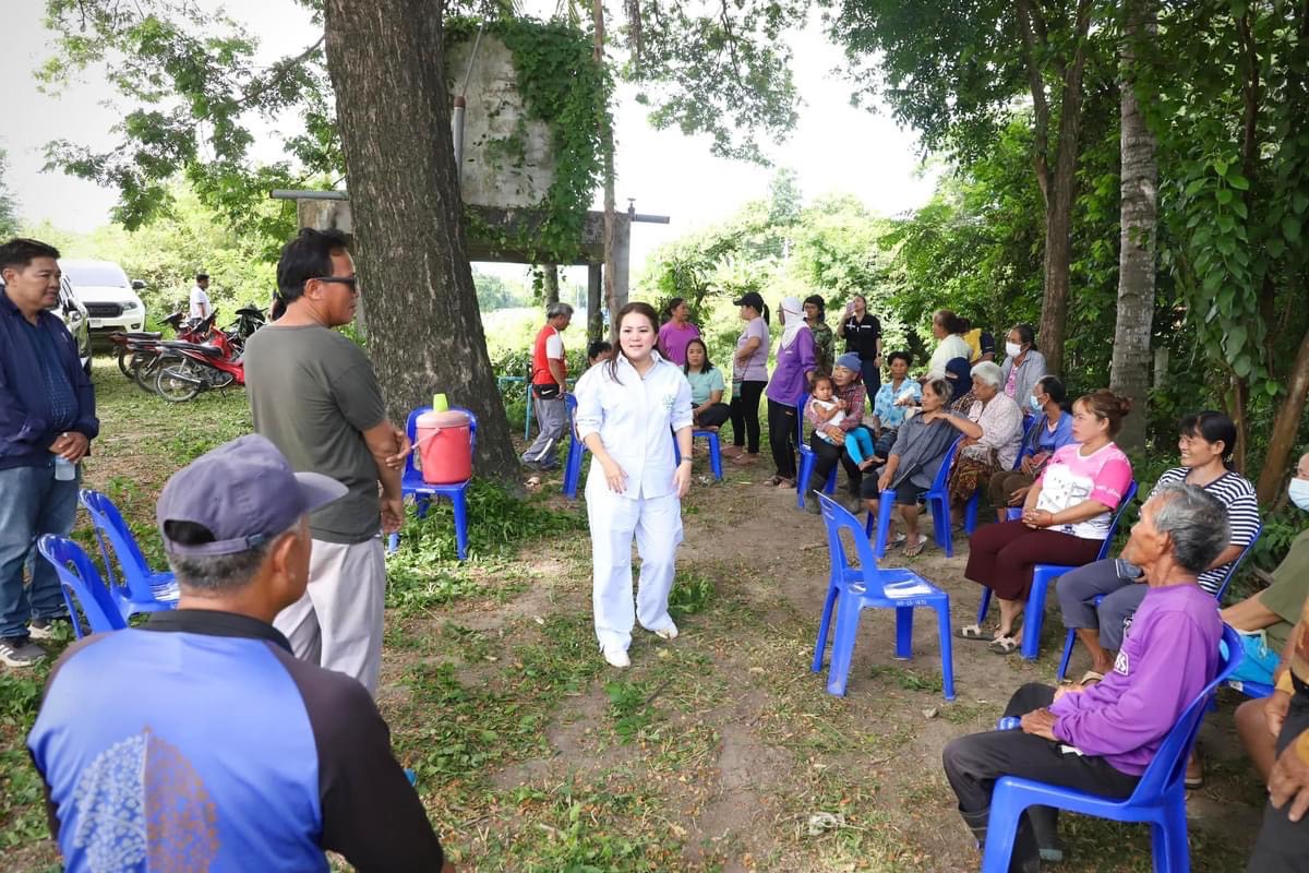 รองนายกองค์การบริหารส่วนจังหวัดตาก นำเครื่องจักรกลและพนักงานขับพร้อมน้ำมันเชื้อเพลิง ลงพื้นที่เพื่อปฏิบัติงานปรับปรุงขุดลอกคลองส่งน้ำในพื้นที่หมู่ที่ 8 บ้านน้ำดิบควง ต.โป่งแดง อ.เมืองตาก จ.ตาก