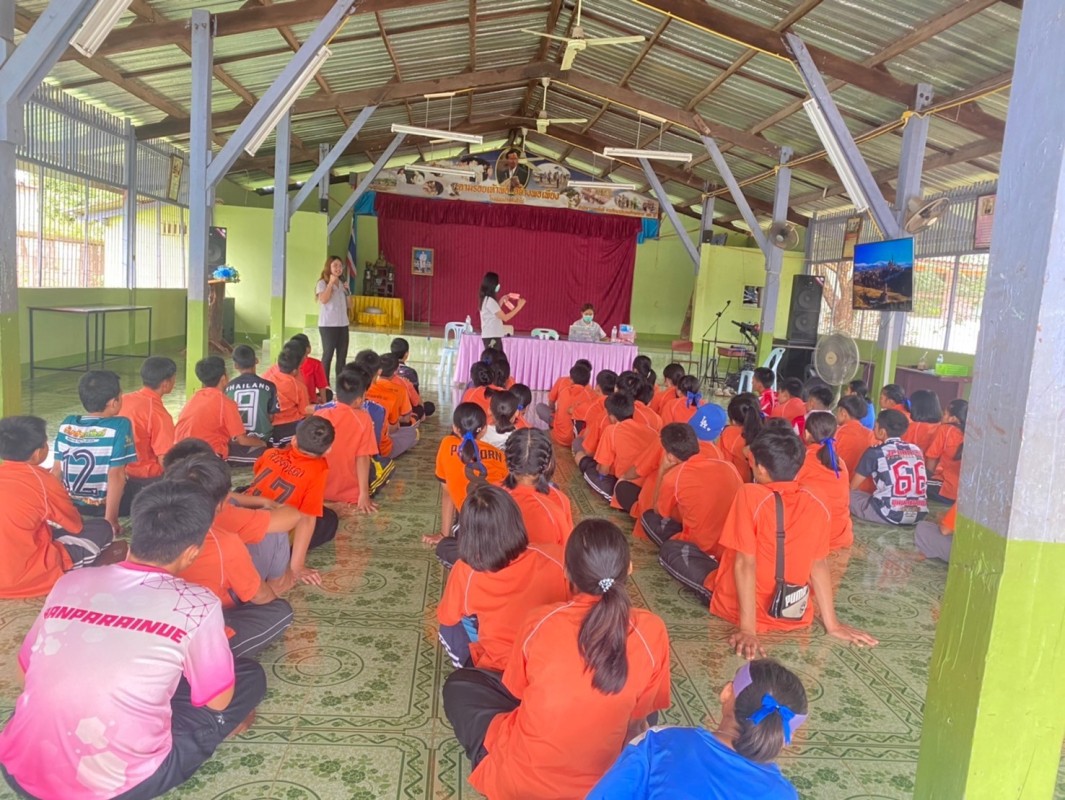 18 ก.ค. 67 นส.พนิดา ตลับทอง จพ.ทันตาภิบาลปฏิบัติการพร้อมด้วยนส.โสภา วรนารถวิชัย ผู้ช่วยทันตกรรม รพ.สต.บ้านสันป่าไร่ จัดกิจกรรมฟันสะอาดเหงือกแข็งแรงนักเรียนโรงเรียนบ้านสันป่าไร่ชั้นม.1 จำนวน 32 ราย พร้อมทั้งตรวจสุขภาพช่องปากและให้ทันตสุขศึกษานักเรียนม.2และ