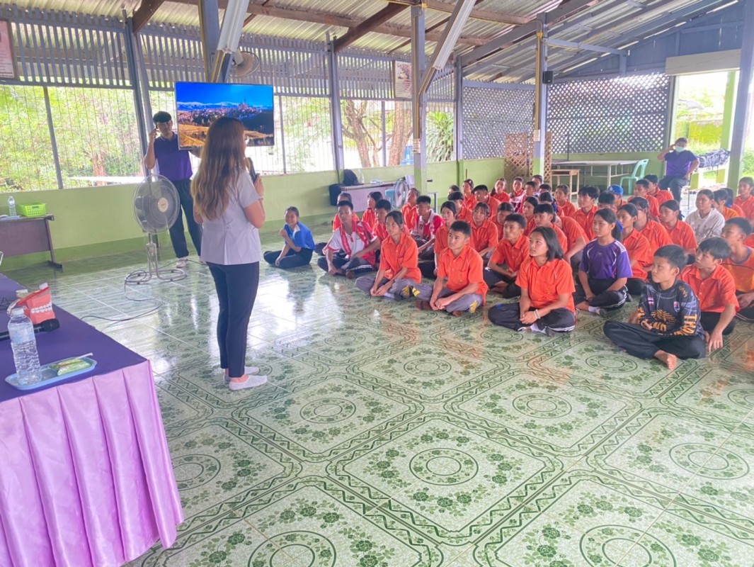 18 ก.ค. 67 นส.พนิดา ตลับทอง จพ.ทันตาภิบาลปฏิบัติการพร้อมด้วยนส.โสภา วรนารถวิชัย ผู้ช่วยทันตกรรม รพ.สต.บ้านสันป่าไร่ จัดกิจกรรมฟันสะอาดเหงือกแข็งแรงนักเรียนโรงเรียนบ้านสันป่าไร่ชั้นม.1 จำนวน 32 ราย พร้อมทั้งตรวจสุขภาพช่องปากและให้ทันตสุขศึกษานักเรียนม.2และ