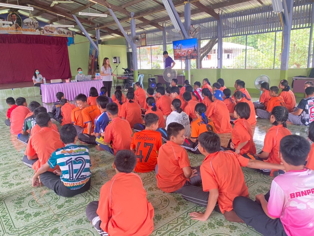 18 ก.ค. 67 นส.พนิดา ตลับทอง จพ.ทันตาภิบาลปฏิบัติการพร้อมด้วยนส.โสภา วรนารถวิชัย ผู้ช่วยทันตกรรม รพ.สต.บ้านสันป่าไร่ จัดกิจกรรมฟันสะอาดเหงือกแข็งแรงนักเรียนโรงเรียนบ้านสันป่าไร่ชั้นม.1 จำนวน 32 ราย พร้อมทั้งตรวจสุขภาพช่องปากและให้ทันตสุขศึกษานักเรียนม.2และ