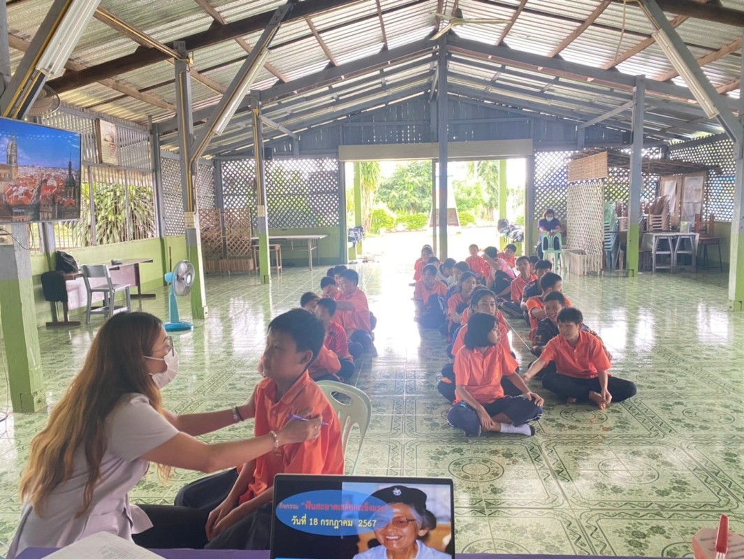 18 ก.ค. 67 นส.พนิดา ตลับทอง จพ.ทันตาภิบาลปฏิบัติการพร้อมด้วยนส.โสภา วรนารถวิชัย ผู้ช่วยทันตกรรม รพ.สต.บ้านสันป่าไร่ จัดกิจกรรมฟันสะอาดเหงือกแข็งแรงนักเรียนโรงเรียนบ้านสันป่าไร่ชั้นม.1 จำนวน 32 ราย พร้อมทั้งตรวจสุขภาพช่องปากและให้ทันตสุขศึกษานักเรียนม.2และ