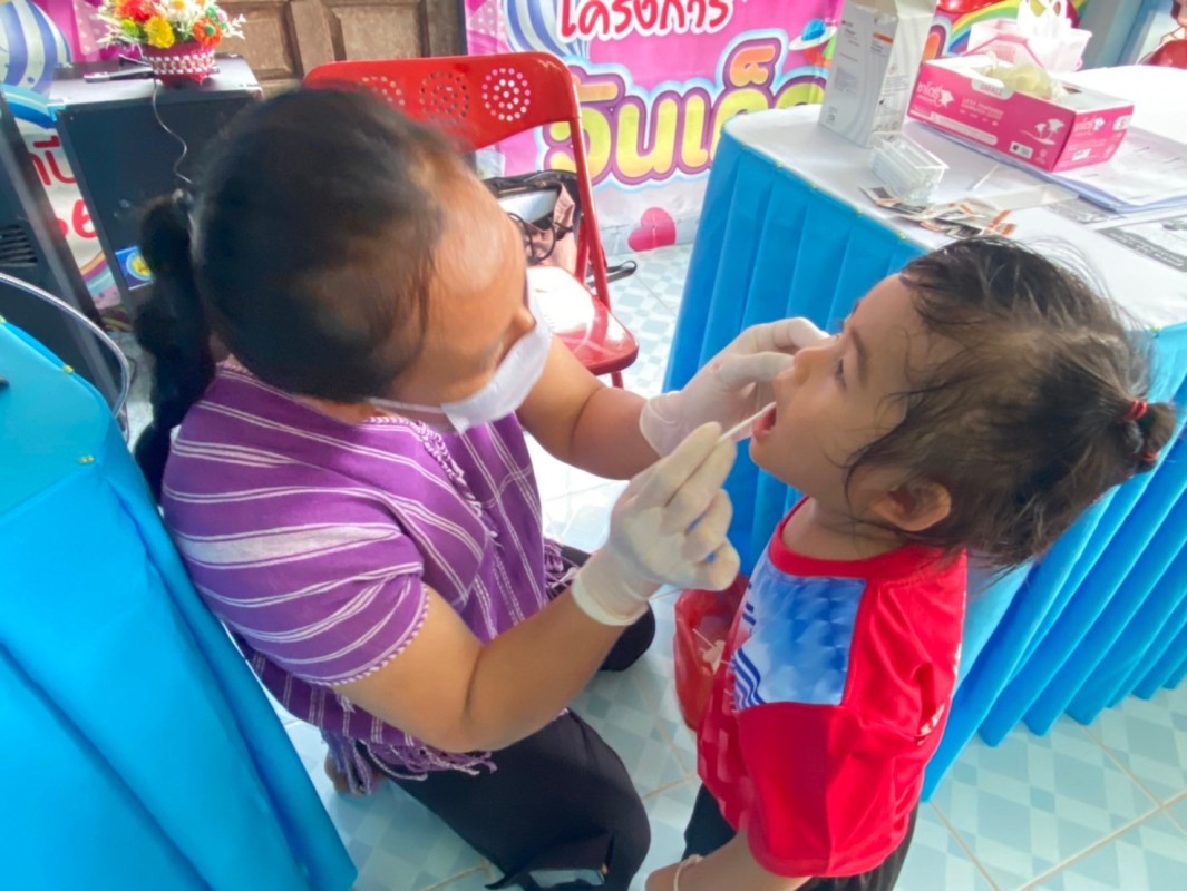 3 ส.ค. 67 นส.พนิดา ตลับทอง จพ.ทันตาภิบาลปฏิบัติการพร้อมด้วยนส.โสภา วรนารถวิชัย ผู้ช่วยทันตกรรม รพ.สต.บ้านสันป่าไร่ เป็นวิทยากรให้ความรู้กิจกรรมทันตสุขภาพที่ศพด.บ้านป่าไร่เหนือและตรวจสุขภาพช่องปากพร้อมทั้งเคลือบฟลูออไรด์จำนวน 32 ราย