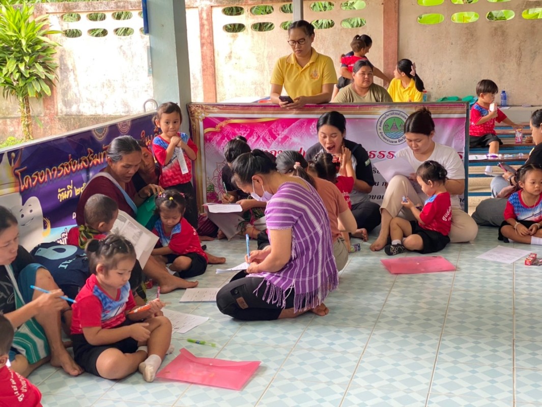 3 ส.ค. 67 นส.พนิดา ตลับทอง จพ.ทันตาภิบาลปฏิบัติการพร้อมด้วยนส.โสภา วรนารถวิชัย ผู้ช่วยทันตกรรม รพ.สต.บ้านสันป่าไร่ เป็นวิทยากรให้ความรู้กิจกรรมทันตสุขภาพที่ศพด.บ้านป่าไร่เหนือและตรวจสุขภาพช่องปากพร้อมทั้งเคลือบฟลูออไรด์จำนวน 32 ราย