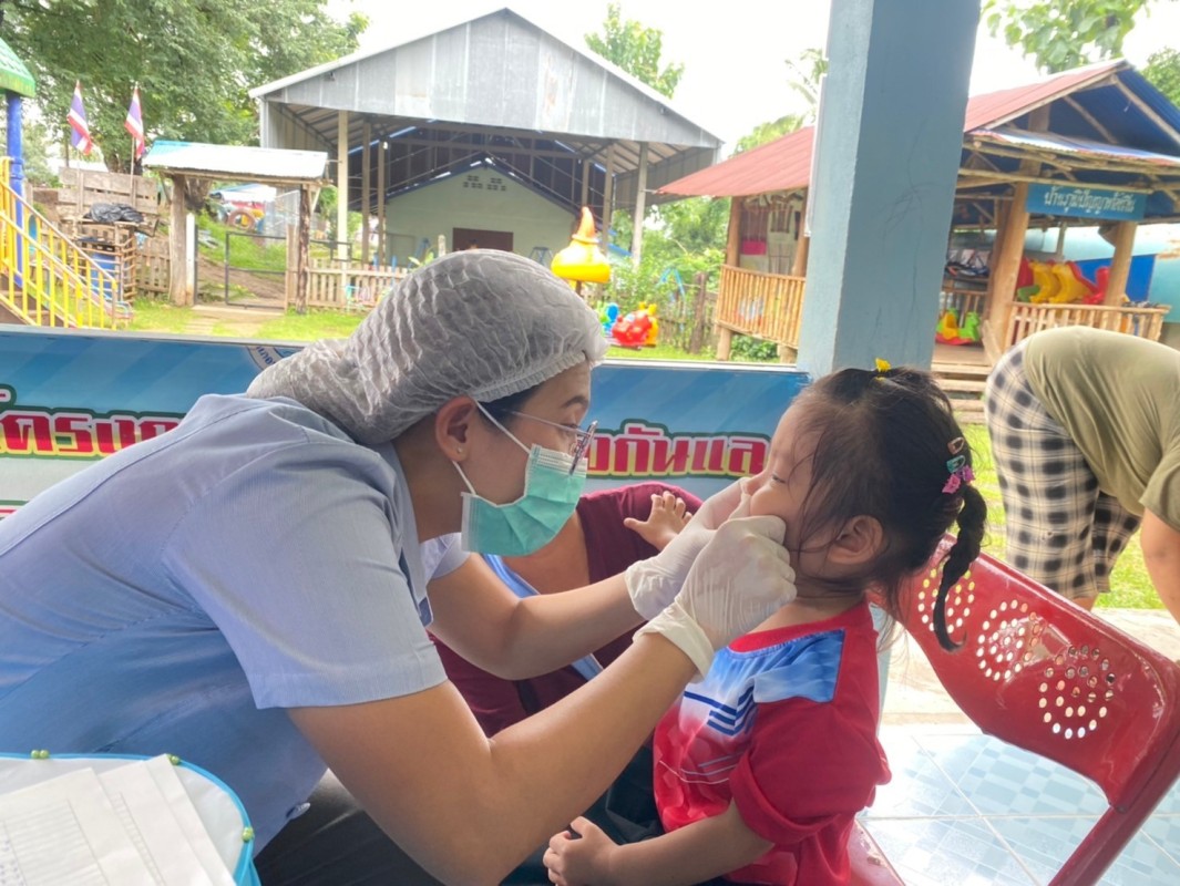 3 ส.ค. 67 นส.พนิดา ตลับทอง จพ.ทันตาภิบาลปฏิบัติการพร้อมด้วยนส.โสภา วรนารถวิชัย ผู้ช่วยทันตกรรม รพ.สต.บ้านสันป่าไร่ เป็นวิทยากรให้ความรู้กิจกรรมทันตสุขภาพที่ศพด.บ้านป่าไร่เหนือและตรวจสุขภาพช่องปากพร้อมทั้งเคลือบฟลูออไรด์จำนวน 32 ราย