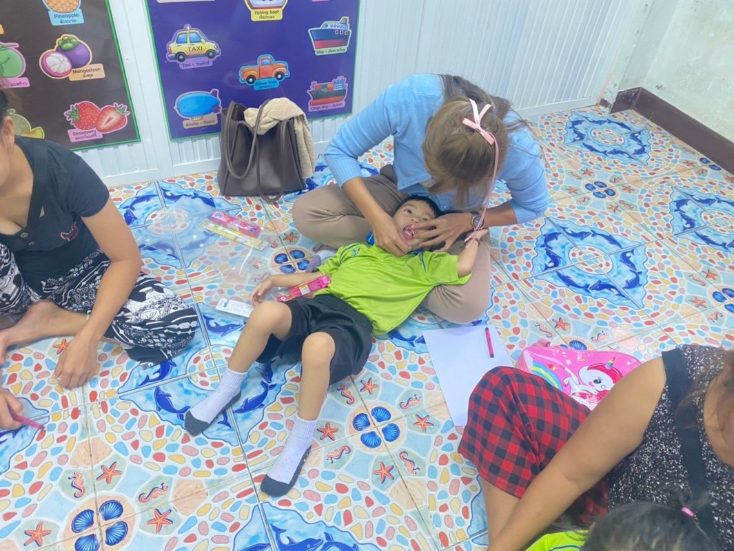 17 ส.ค. 67 นส.พนิดา ตลับทอง จพ.ทันตาภิบาลปฏิบัติการพร้อมด้วยนส.โสภา วรนารถวิชัย ผู้ช่วยทันตกรรม รพ.สต.บ้านสันป่าไร่ เป็นวิทยากรให้ความรู้กิจกรรมทันตสุขภาพที่ศพด.บ้านห้วยสลุงและตรวจสุขภาพช่องปากพร้อมทั้งเคลือบฟลูออไรด์จำนวน 28 ราย