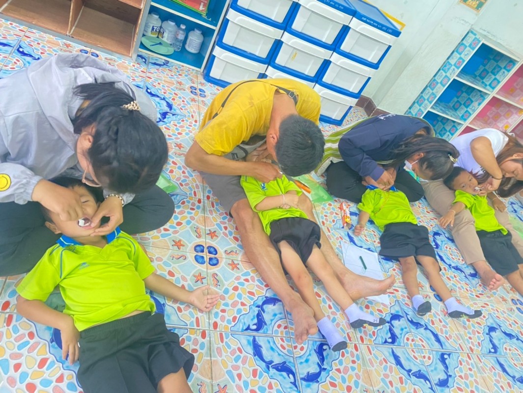 17 ส.ค. 67 นส.พนิดา ตลับทอง จพ.ทันตาภิบาลปฏิบัติการพร้อมด้วยนส.โสภา วรนารถวิชัย ผู้ช่วยทันตกรรม รพ.สต.บ้านสันป่าไร่ เป็นวิทยากรให้ความรู้กิจกรรมทันตสุขภาพที่ศพด.บ้านห้วยสลุงและตรวจสุขภาพช่องปากพร้อมทั้งเคลือบฟลูออไรด์จำนวน 28 ราย