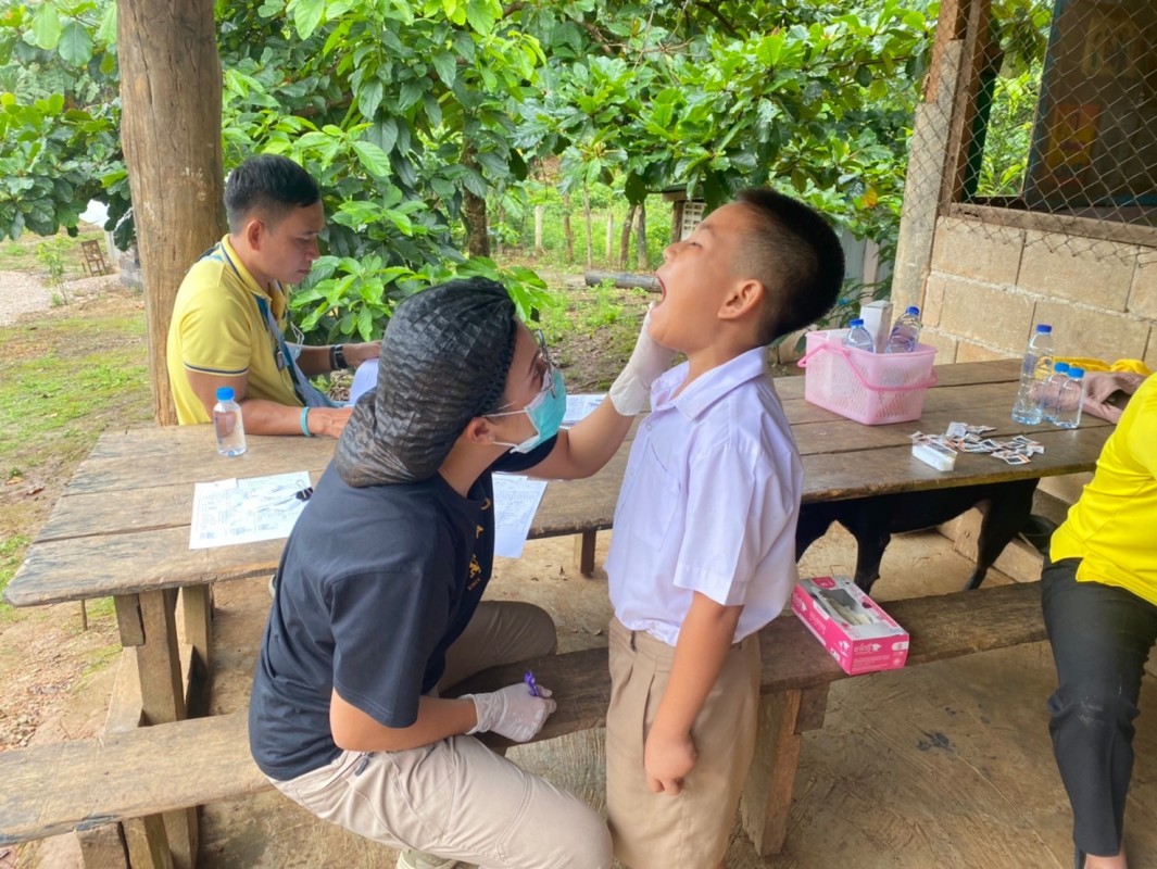 19 ส.ค. 67 นส.พนิดา ตลับทอง จพ.ทันตาภิบาลปฏิบัติการพร้อมด้วยนส.โสภา วรนารถวิชัย ผู้ช่วยทันตกรรม รพ.สต.บ้านสันป่าไร่ ตรวจสุขภาพช่องปากพร้อมทั้งเคลือบฟลูออไรด์ เด็กนักเรียนศศช.บ้านบือละพอและศศช.บ้านพะนิกรี จำนวน 84 รายและเยี่ยมบ้านติดตามดูแลผู้ป่วยติดบ้านที