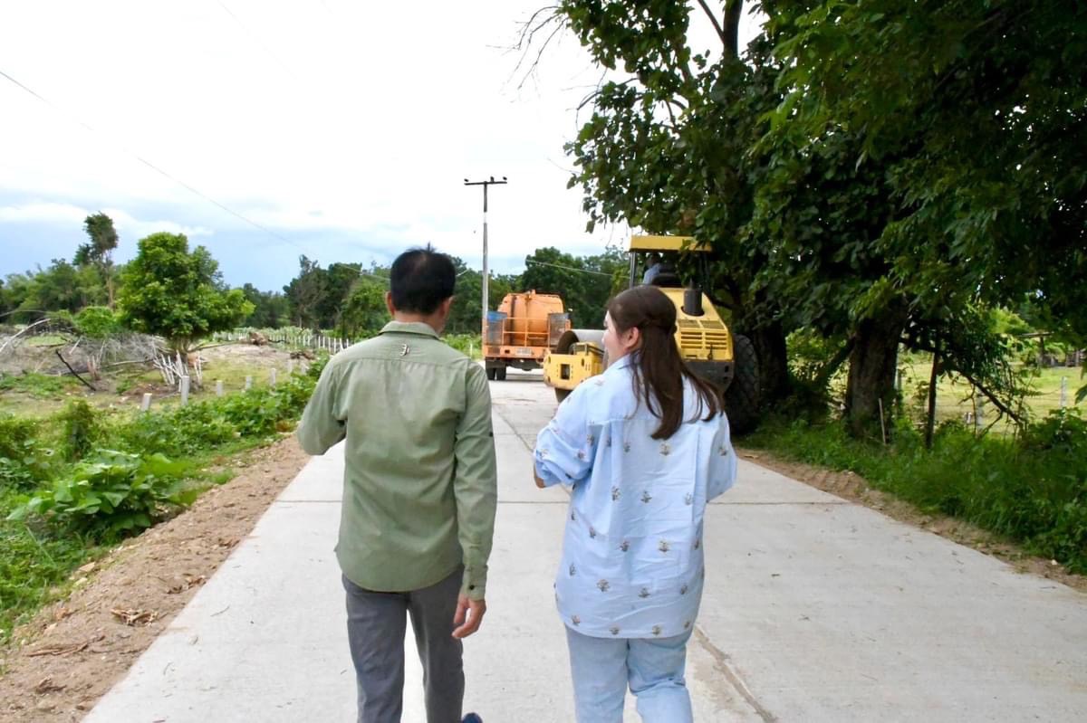 รองนายกองค์การบริหารส่วนจังหวัดตาก นำเครื่องจักรกลพร้อมน้ำมันเชื้อเพลิง ลงพื้นที่เพื่อปฏิบัติงานในพื้นที่หมู่ที่ 6 ตำบลหนองบัวใต้ อำเภอเมืองตาก จังหวัดตาก