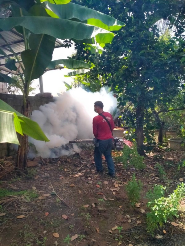 28 ส.ค. 67 เวลา 14.00 น. นายอดิศร เทียนพานิช ผอ.รพ.สต.บ้านสันป่าไร่ และนางเสาร์แก้ว อ่วมพิทยา เจ้าพนักงานสาธารณสุข รพ.สต.บ้านสันป่าไร่ ร่วมกับอาสาสมัครสาธารณสุข ม.5 บ้านสันป่าไร่และอบต.พระธาตุ ควบคุมโรคไข้เลือดออก รอบแรก 100 เมตร รอบบ้านผู้ป่วยเคสนางคำนวน