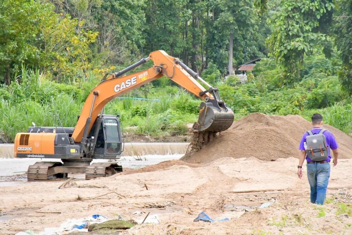 รองนายกองค์การบริหารส่วนจังหวัดตาก ลงพื้นที่ตรวจการปฏิบัติงานของเครื่องจักรกลในพื้นที่ตำบลแม่หละ อำเภอท่าสองยาง จังหวัดตาก