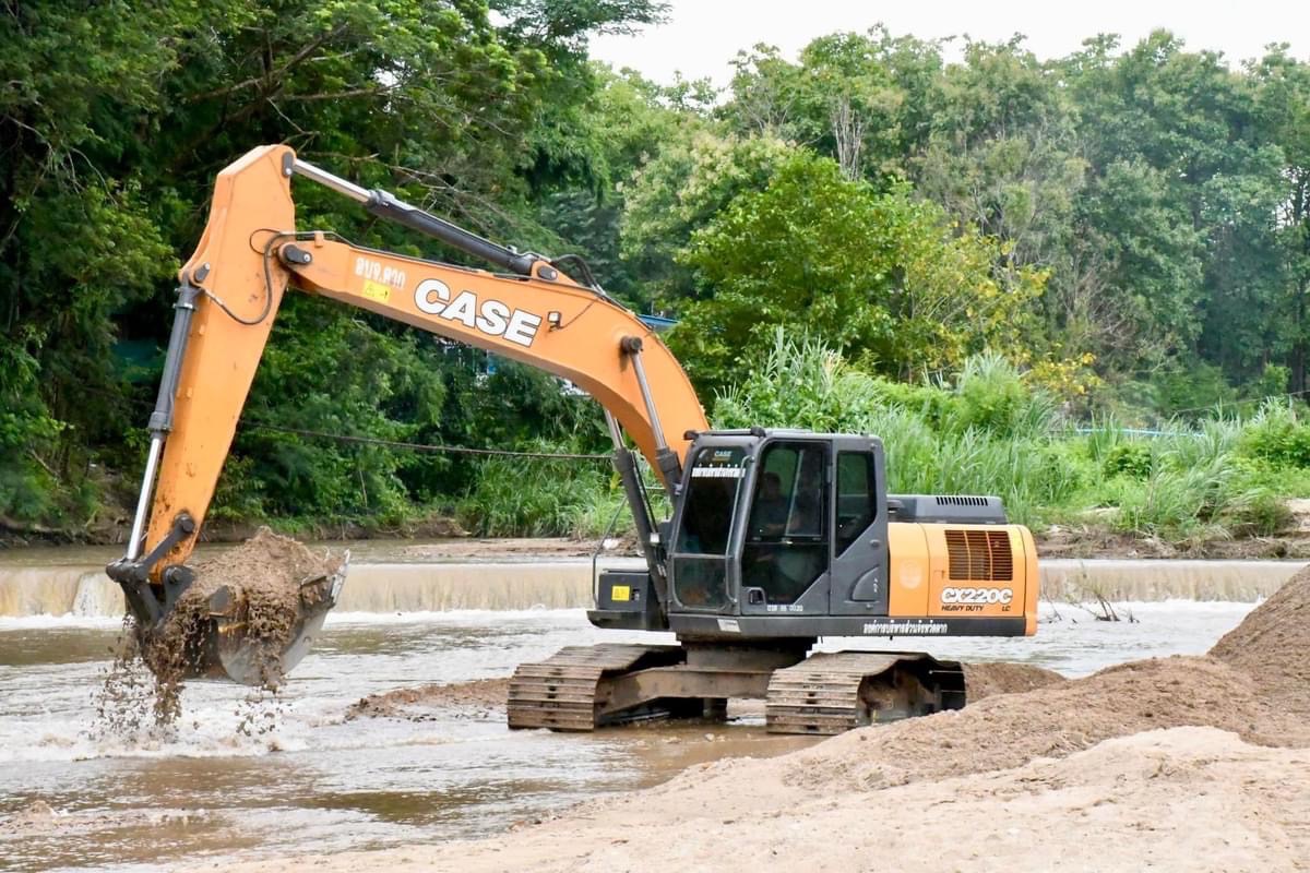 รองนายกองค์การบริหารส่วนจังหวัดตาก ลงพื้นที่ตรวจการปฏิบัติงานของเครื่องจักรกลในพื้นที่ตำบลแม่หละ อำเภอท่าสองยาง จังหวัดตาก