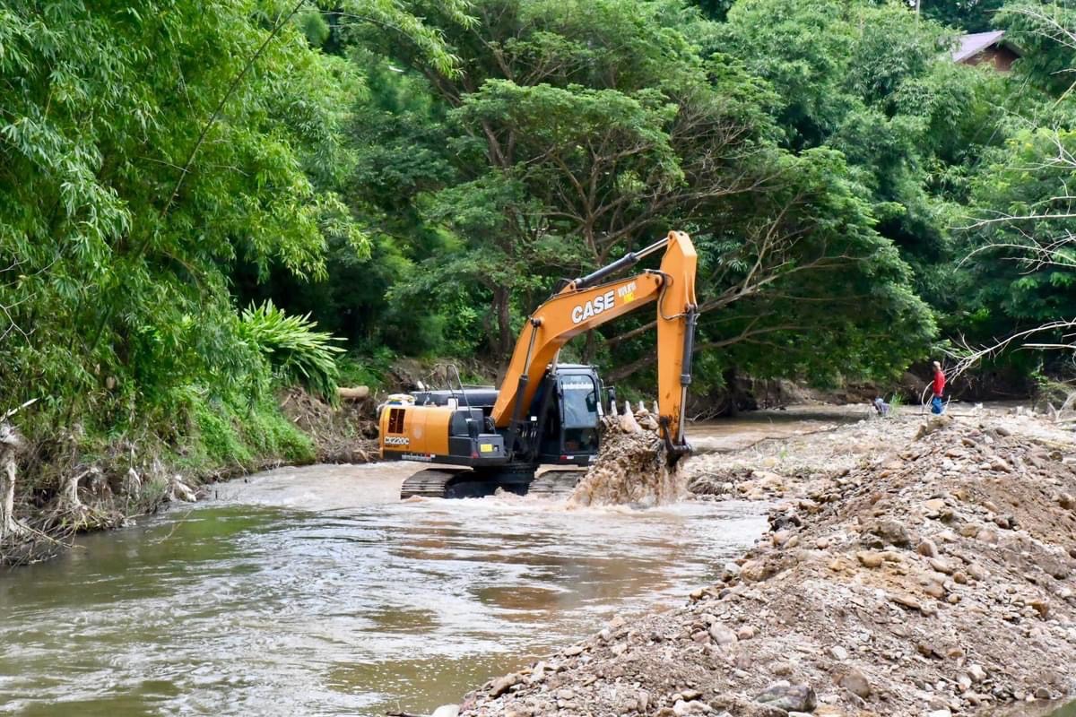 รองนายกองค์การบริหารส่วนจังหวัดตาก ลงพื้นที่ตรวจการปฏิบัติงานของเครื่องจักรกลในพื้นที่ตำบลพระธาตุ อำเภอแม่ระมาด จังหวัดตาก
