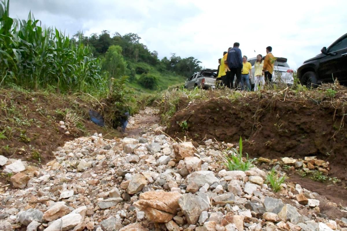  รองนายกองค์การบริหารส่วนจังหวัดตาก ลงพื้นที่สำรวจถนนทางการเกษตร ระยะทาง 6 กิโลเมตร เพื่อใช้เป็นเส้นทางหลัก ตำบลมหาวัน อำเภอแม่สอด จังหวัดตาก 