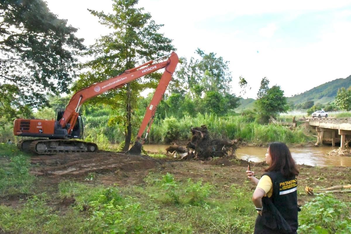 รองนายกองค์การบริหารส่วนจังหวัดตาก ลงพื้นที่ตรวจการปฏิบัติงานของเครื่องจักรกลในพื้นที่ตำบลพะวอ อำเภอแม่สอด จังหวัดตาก