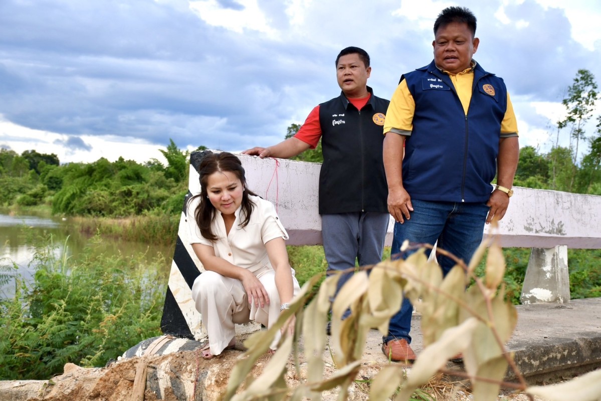 รองนายกองค์การบริหารส่วนจังหวัดตาก ลงพื้นที่ตรวจสอบคอสะพานทรุด สายทางที่ ตก.ถ – 1011 สายทางบ้านวังหวาย - บ้านยางโองน้ำ อำเภอสามเงา จังหวัดตาก