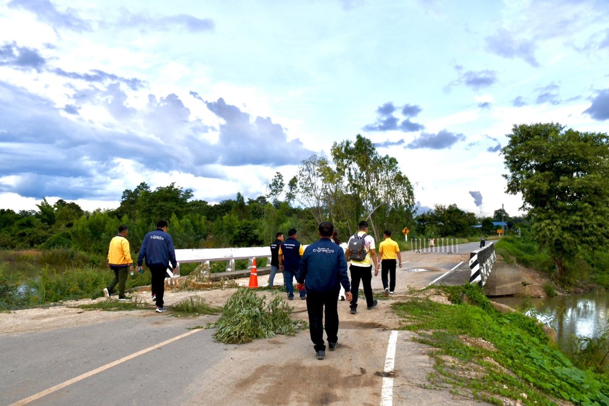 รองนายกองค์การบริหารส่วนจังหวัดตาก ลงพื้นที่ตรวจสอบคอสะพานทรุด สายทางที่ ตก.ถ – 1011 สายทางบ้านวังหวาย - บ้านยางโองน้ำ อำเภอสามเงา จังหวัดตาก