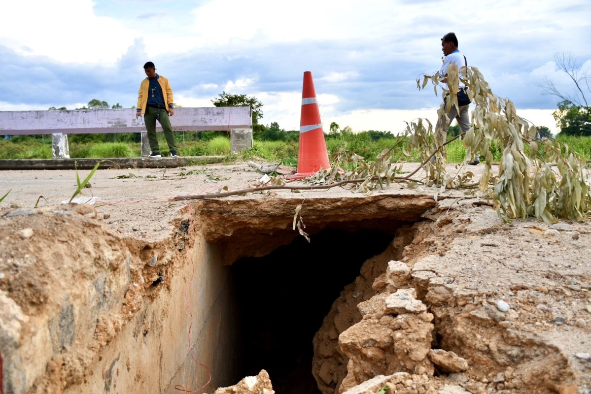 รองนายกองค์การบริหารส่วนจังหวัดตาก ลงพื้นที่ตรวจสอบคอสะพานทรุด สายทางที่ ตก.ถ – 1011 สายทางบ้านวังหวาย - บ้านยางโองน้ำ อำเภอสามเงา จังหวัดตาก